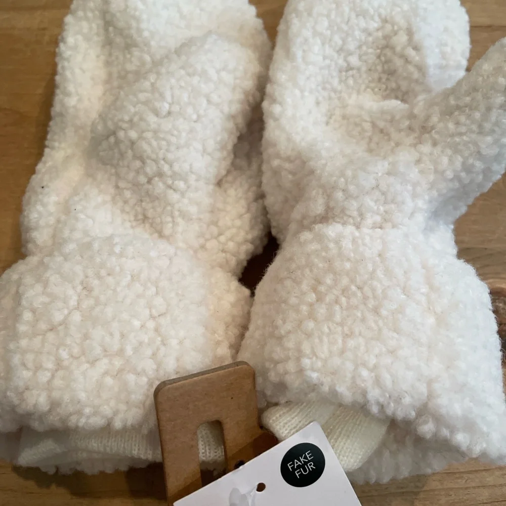 NWT I am Juniors Sherpa White Black Faux Fur Animal Mittens ages 13 and up